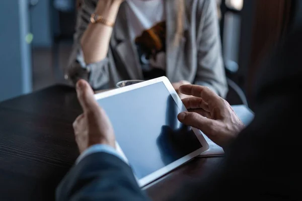 Bild eines Geschäftsmannes mit Touchpad bei einem Meeting. — Stockfoto