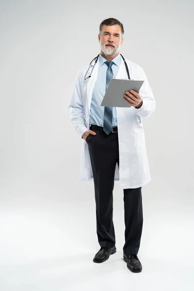 Teljes test kép egy érett orvos kezében egy jegyzettömb, fehér alapon. — Stock Fotó