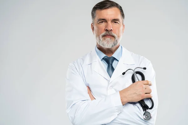 Fröhlich reifer Arzt posiert und lächelt in Kamera, Gesundheitswesen und Medizin. — Stockfoto