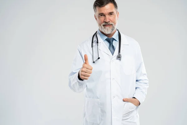 Ευτυχισμένος χαμογελαστός γιατρός με τους αντίχειρες προς τα πάνω χειρονομία, απομονωμένη σε λευκό φόντο. — Φωτογραφία Αρχείου