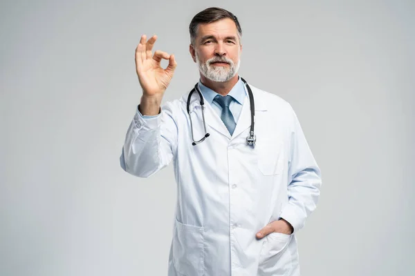 Gelukkig lachende arts met duimen omhoog gebaar, geïsoleerd op witte achtergrond. — Stockfoto