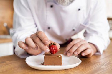 Pasta şefi dekorasyonunu kapat lezzetli tatlı tabağı, müşterilere fırında servis et, ticari mutfakta tatlı tabağı süsle..