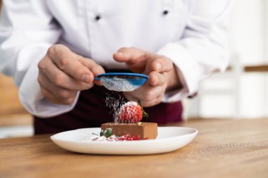 Pasta şefi dekorasyonunu kapat lezzetli tatlı tabağı, müşterilere fırında servis et, ticari mutfakta tatlı tabağı süsle..