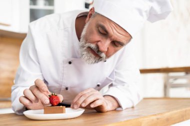 Pasta şefi dekorasyonunu kapat lezzetli tatlı tabağı, müşterilere fırında servis et, ticari mutfakta tatlı tabağı süsle..