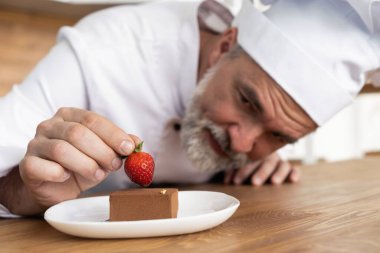 Pasta şefi dekorasyonunu kapat lezzetli tatlı tabağı, müşterilere fırında servis et, ticari mutfakta tatlı tabağı süsle..