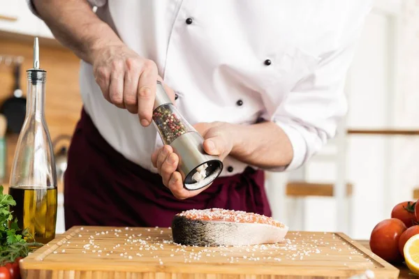 Der Koch bereitet frischen Fischlachs, Forellen, Streusel mit Meersalz und Gemüse zu. Horizontales Foto. Konzeptkochen gesunde und vegane Küche, sauberes Essen, Restaurants, Hotellerie. — Stockfoto