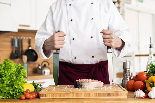 Der Koch bereitet frischen Fischlachs, Forellen, Streusel mit Meersalz und Gemüse zu. Horizontales Foto. Konzeptkochen gesunde und vegane Küche, sauberes Essen, Restaurants, Hotellerie. — Stockfoto