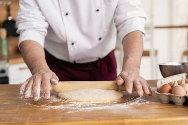 Pizza Sanatı. Pizza yapma süreci..