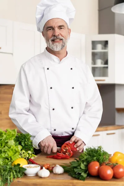 Chef cortando verduras frescas y deliciosas para cocinar . — Foto de Stock