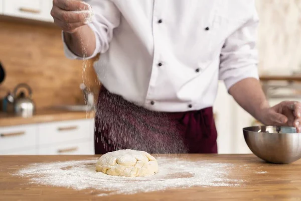 Делать тесто руками мужчин в пекарне — стоковое фото