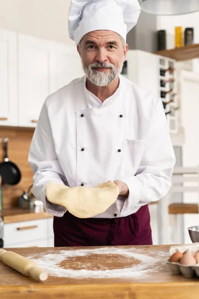 Pizza Art. Het proces van pizza maken. — Stockfoto