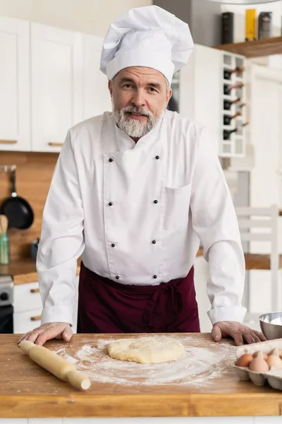 Pizza Art. Het proces van pizza maken. — Stockfoto