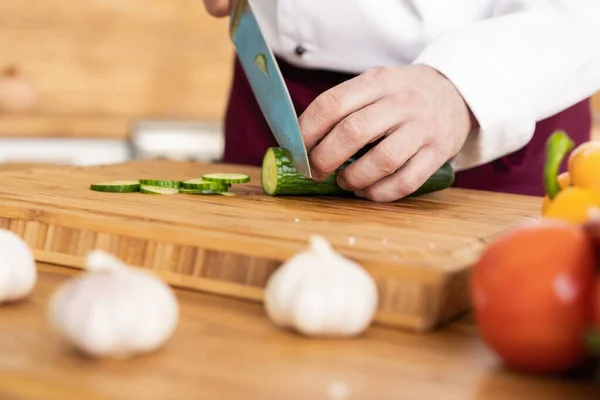 Chef schneidet frisches und köstliches Gemüse zum Kochen. — Stockfoto