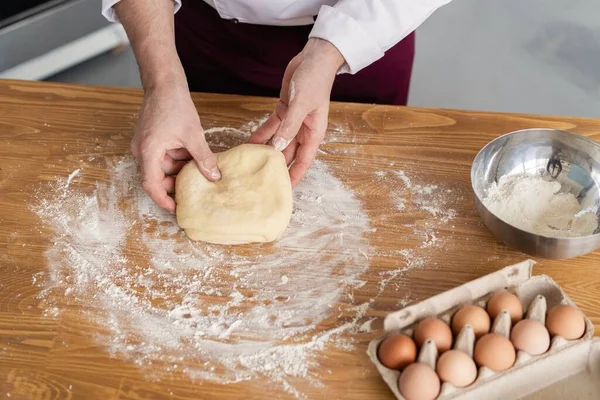 Pék kenyeret készít, férfi kezek, tészta gyúrás, főző kabát. — Stock Fotó