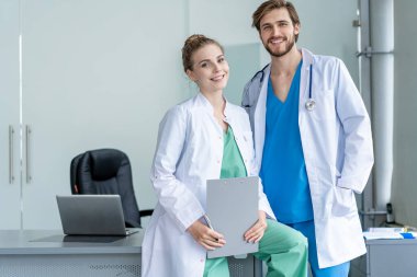 Tıbbi ekip hastalarla tedavi seçeneklerini tartışıyor. Bir grup doktor toplantı odasında toplantı yapıyor.