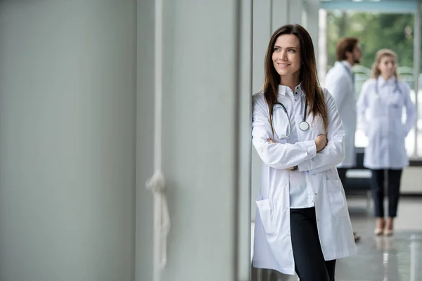 Porträt einer jungen Ärztin mit weißem Mantel im Krankenhaus. — Stockfoto