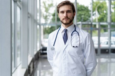 Hastanede mutlu erkek doktor portresi.