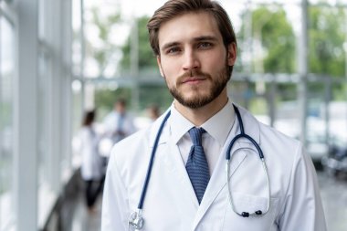 Hastanede mutlu erkek doktor portresi.