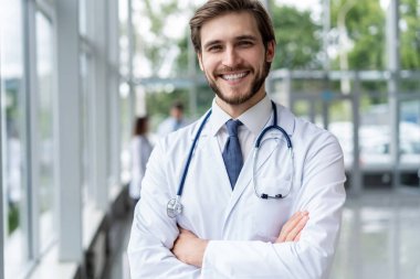 Hastanede mutlu erkek doktor portresi.