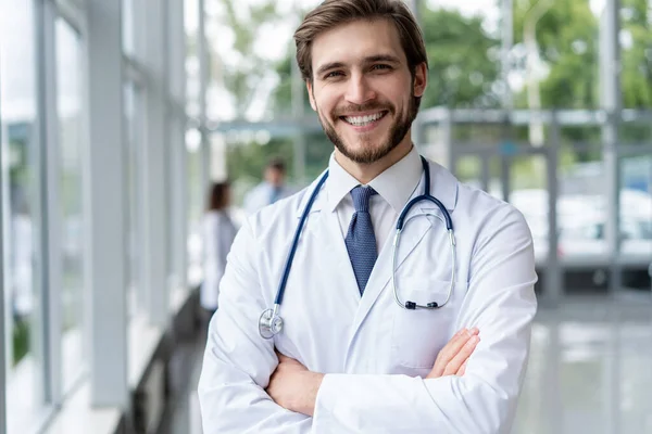 Retrato médico masculino feliz no hospital . — Fotografia de Stock