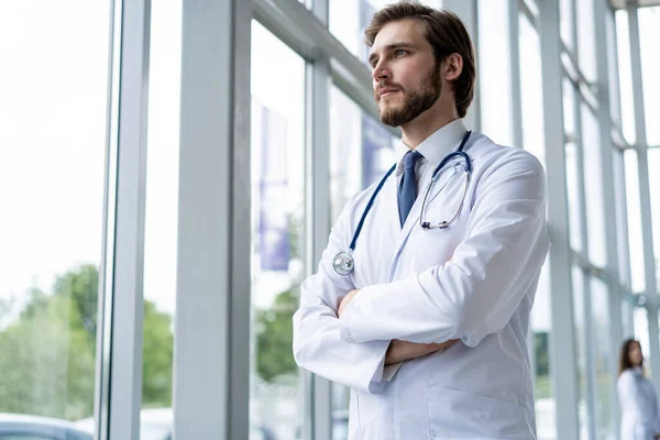 Heureux homme médecin portrait à l'hôpital. — Photo