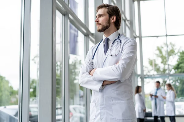 Hastanede mutlu erkek doktor portresi. — Stok fotoğraf