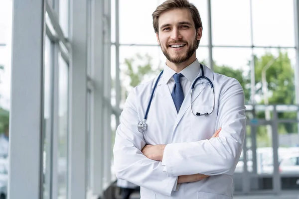 Gelukkig man arts portret in ziekenhuis. — Stockfoto