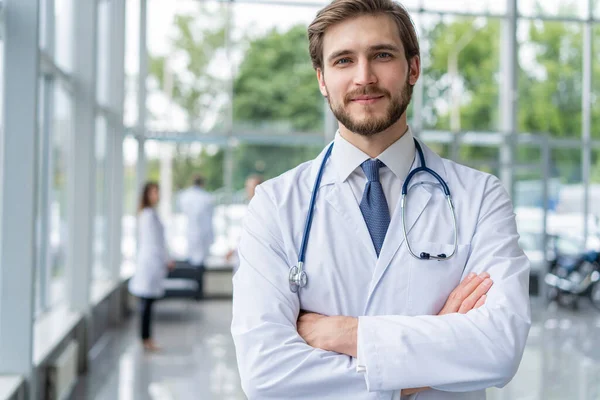 Felice medico maschio ritratto in ospedale. — Foto Stock