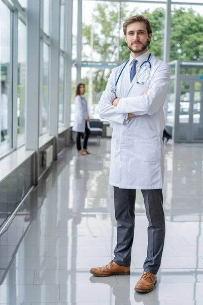 Glückliche männliche Arzt Porträt im Krankenhaus. — Stockfoto