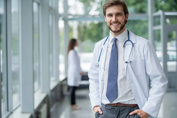 Heureux homme médecin portrait à l'hôpital. — Photo