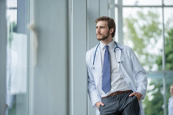 Retrato médico masculino feliz no hospital . — Fotografia de Stock