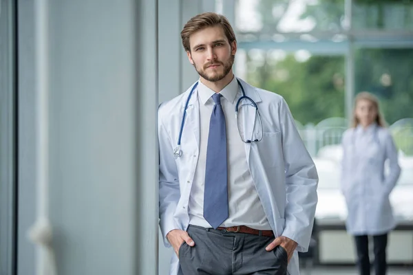 Gelukkig man arts portret in ziekenhuis. — Stockfoto