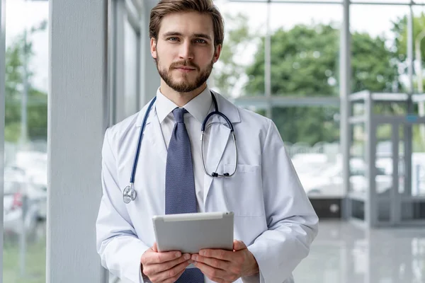 병원에서 태블릿 컴퓨터를 사용하는 남성 의사. — 스톡 사진