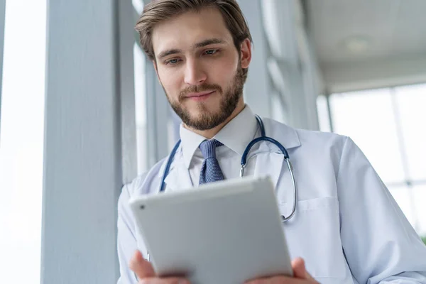 Lekarz męski korzystający z komputera typu tablet w szpitalu. — Zdjęcie stockowe