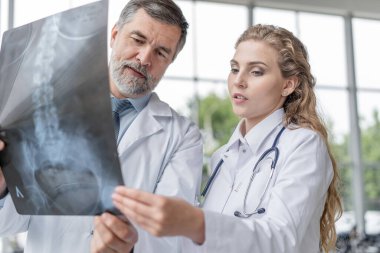 Doktorlar bir metastazdaki röntgeni analiz ediyorlar..