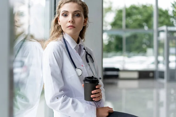 Fáradt nővér vagy orvos portréja, aki kávészünetet tart a kórházban. COVID-19, Coronavirus pandémia. — Stock Fotó