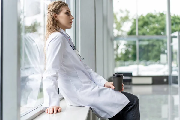 피곤 한 간호사나 의사 가 병원에서 휴식을 취하는 모습. COVID-19, 코로나 바이러스 대유행. — 스톡 사진