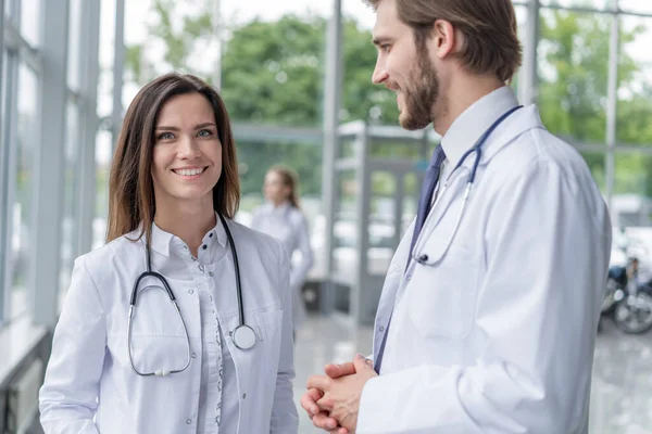 Le personnel médical discute dans le couloir moderne de l'hôpital. — Photo