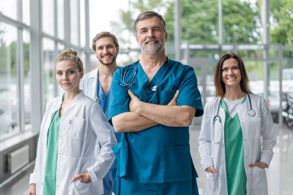 Groep medisch personeel glimlachend in het ziekenhuis. — Stockfoto