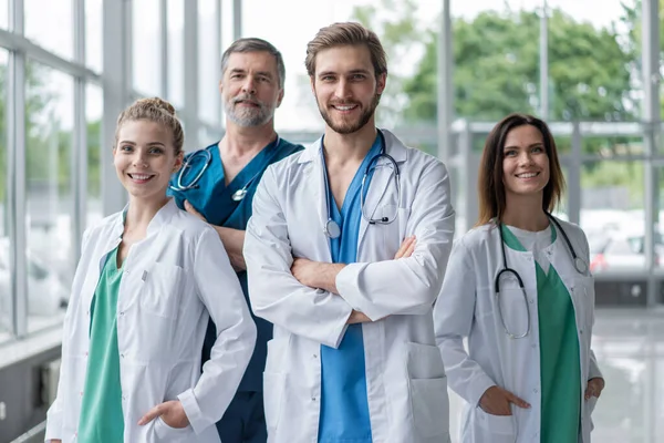 A kórházban mosolygó egészségügyi dolgozók csoportja. — Stock Fotó
