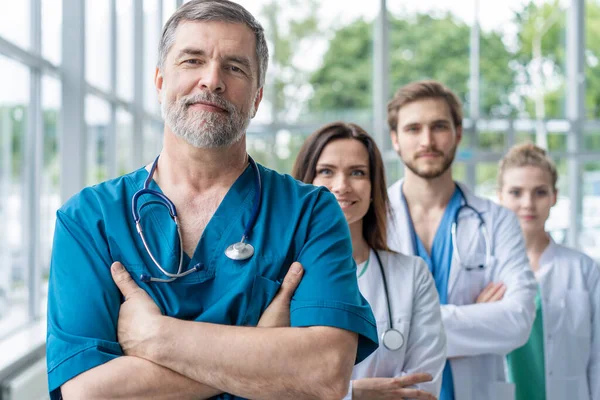 Doctor dirigiendo un equipo médico en el hospital . — Foto de Stock