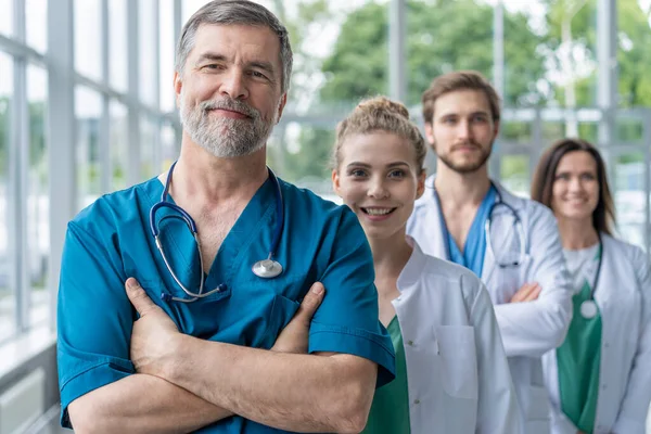 Medico a capo di una squadra medica in ospedale. — Foto Stock