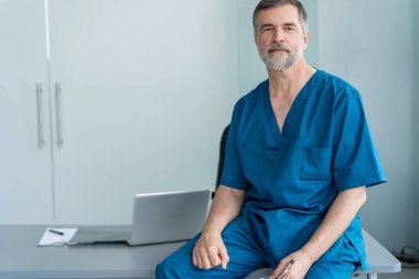 Steteskopu hastanede olan kıdemli erkek cerrah..