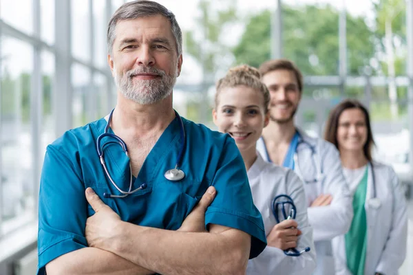 Medico a capo di una squadra medica in ospedale. — Foto Stock