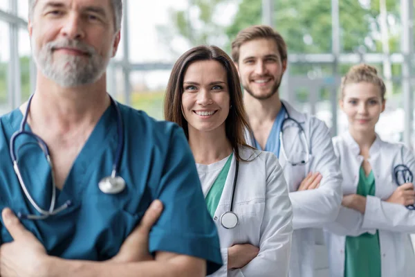 Doctor dirigiendo un equipo médico en el hospital . — Foto de Stock