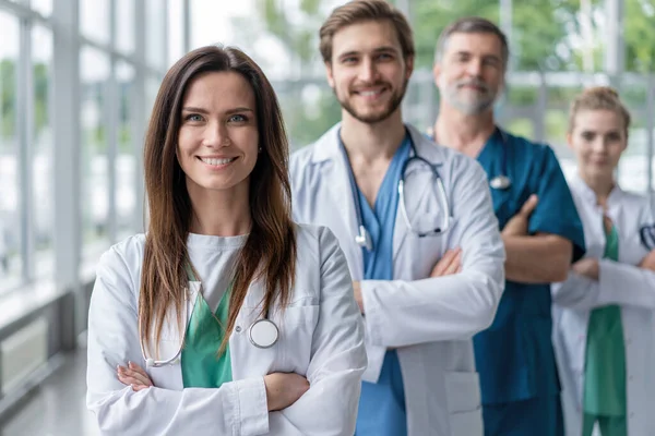 Médecine à l'hôpital avec son équipe. — Photo