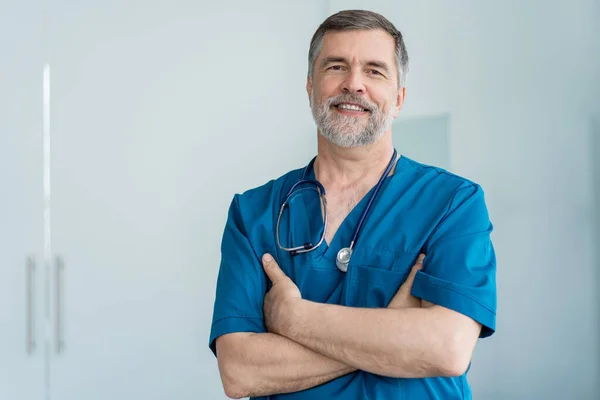 Senior mannelijke chirurg met stethoscoop in het ziekenhuis. — Stockfoto