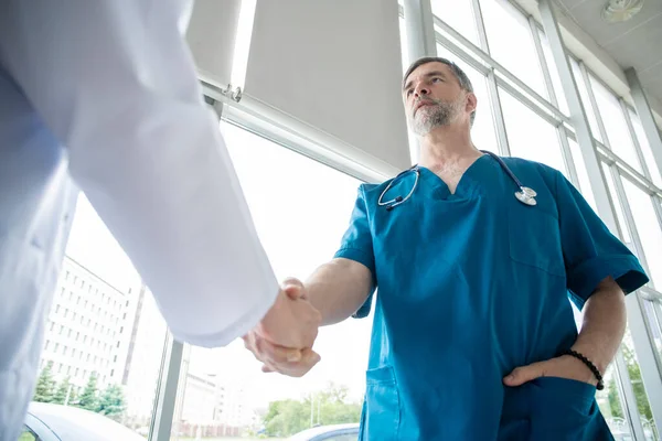 Két orvos kezet rázott az irodában, a kórházban.. — Stock Fotó