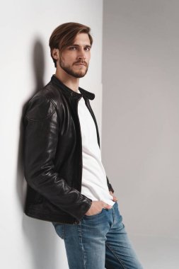 Moda adamı, yakışıklı, ciddi, güzel erkek model portresi deri ceket, beyaz arka planda genç bir adam..