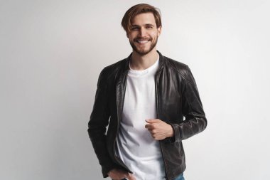Moda adamı, yakışıklı, ciddi, güzel erkek model portresi deri ceket, beyaz arka planda genç bir adam..